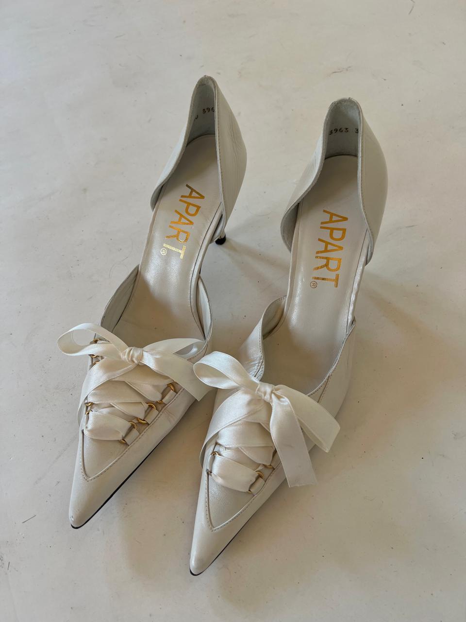 Vintage bow white pointy heels