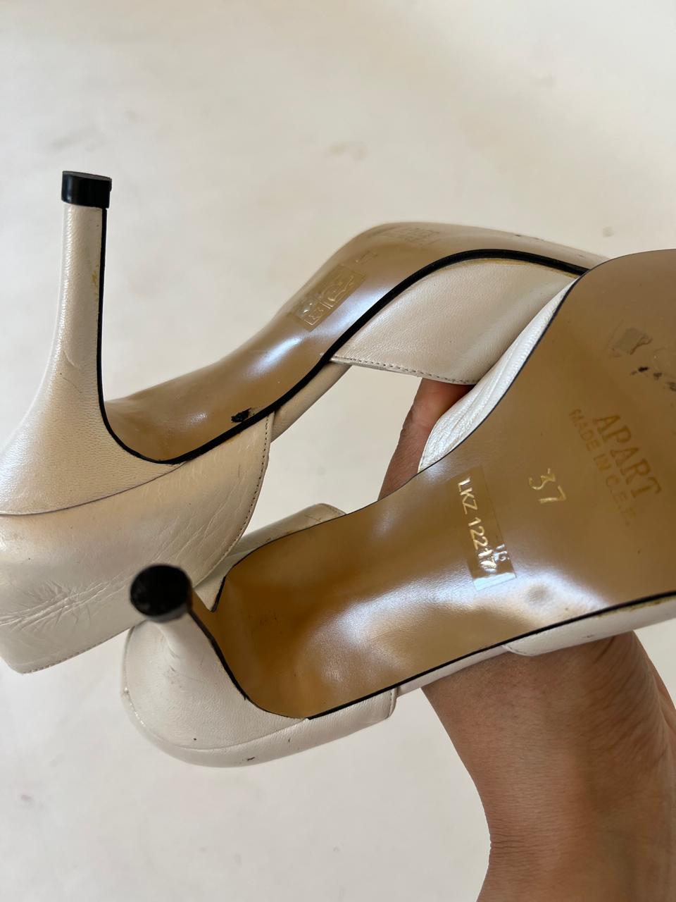 Vintage bow white pointy heels