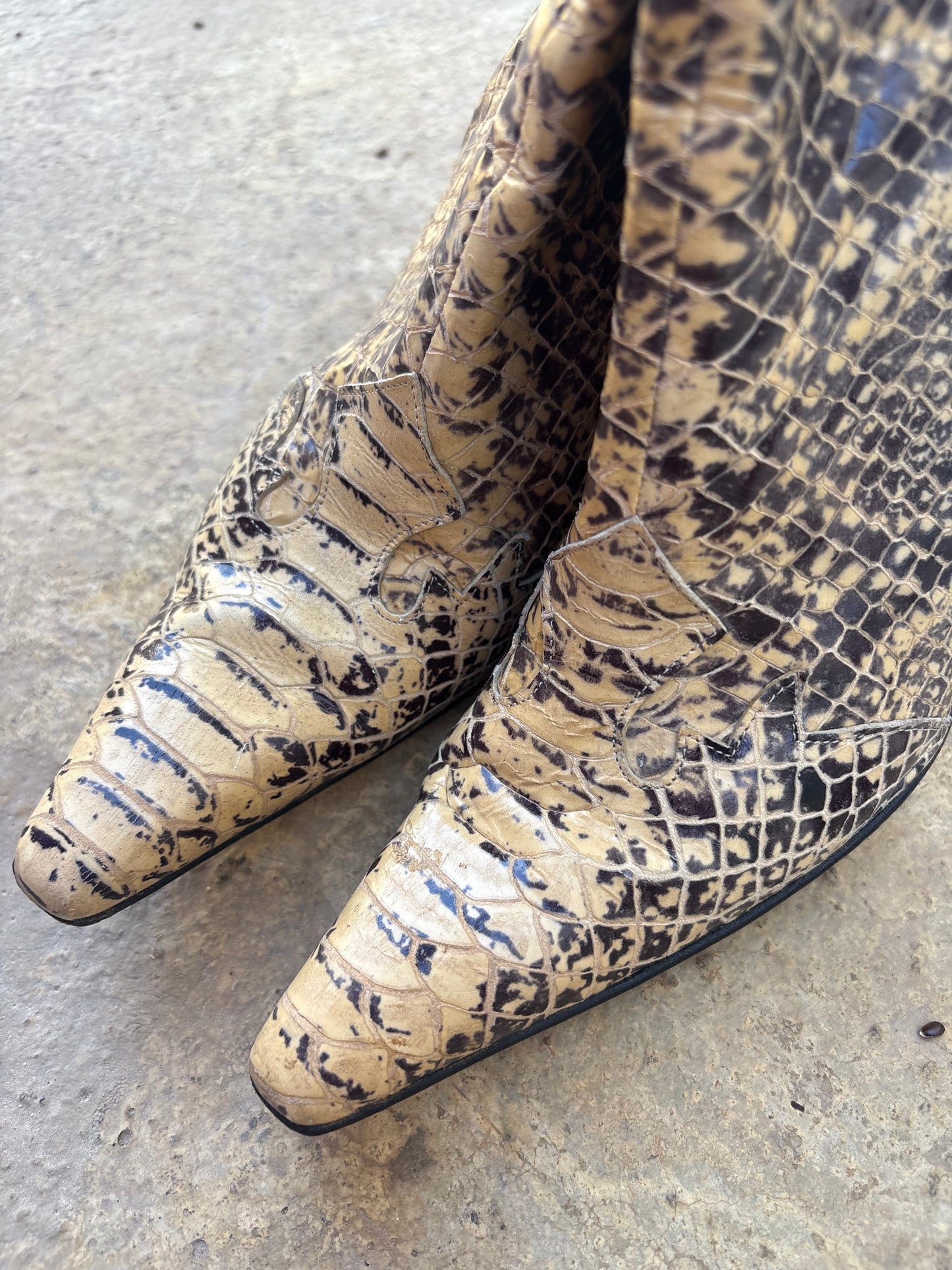 Snake leather pointy heeled boots