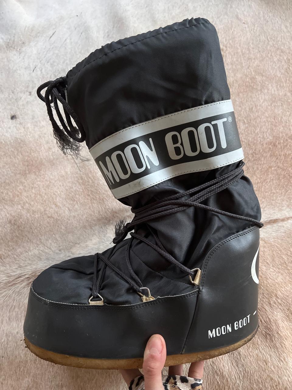 Black moon boots