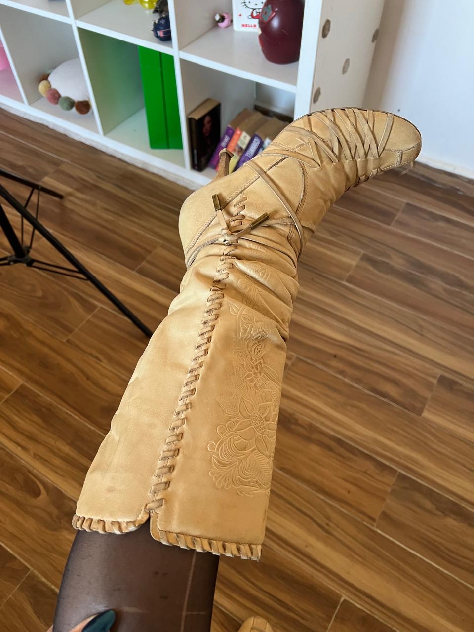 Vintage Bronx leather round toe heeled boots
