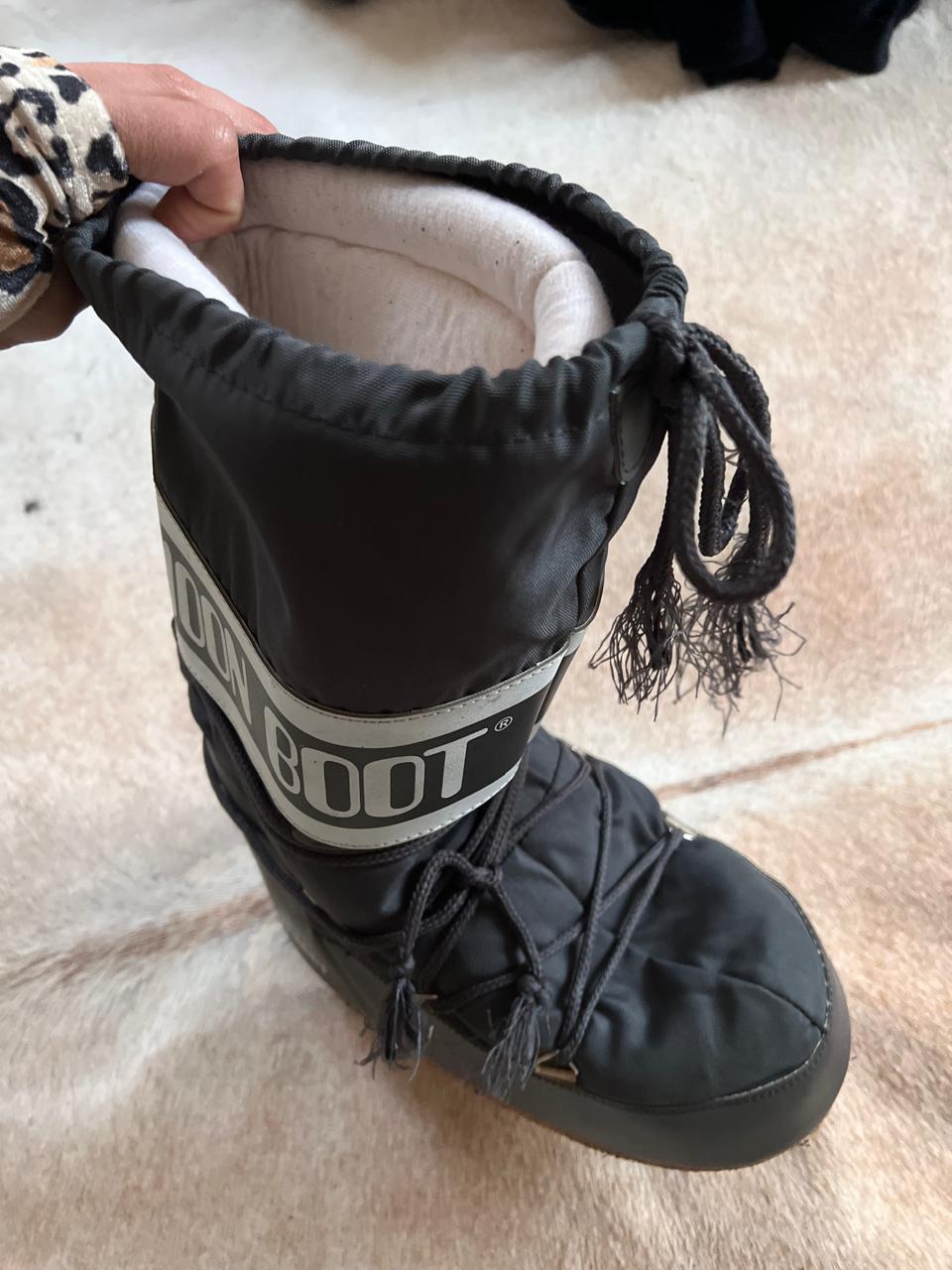 Black moon boots