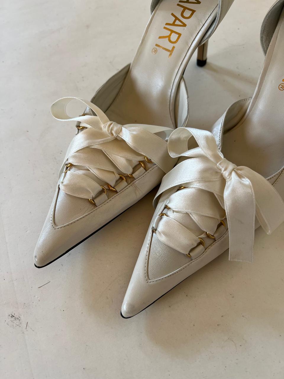 Vintage bow white pointy heels