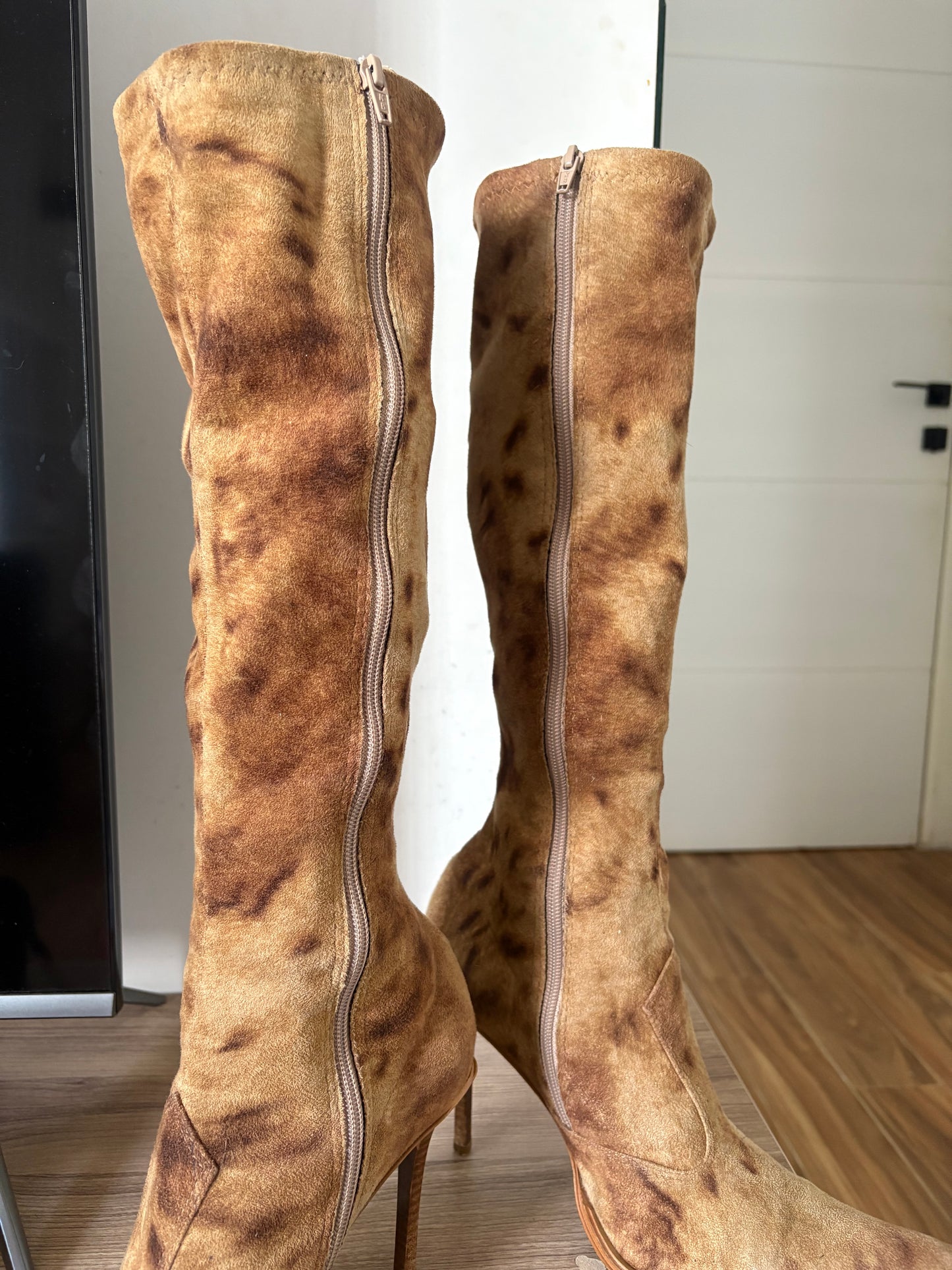 Suede pointy heeled boots