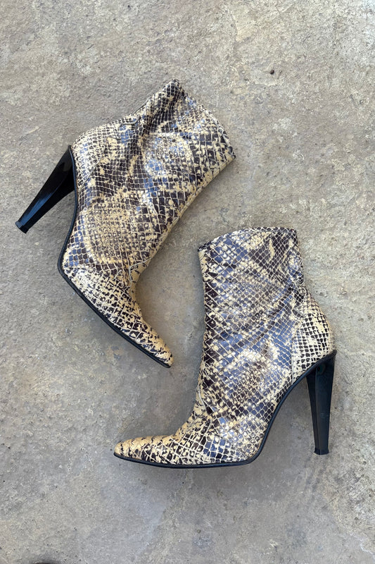 Snake leather pointy heeled boots