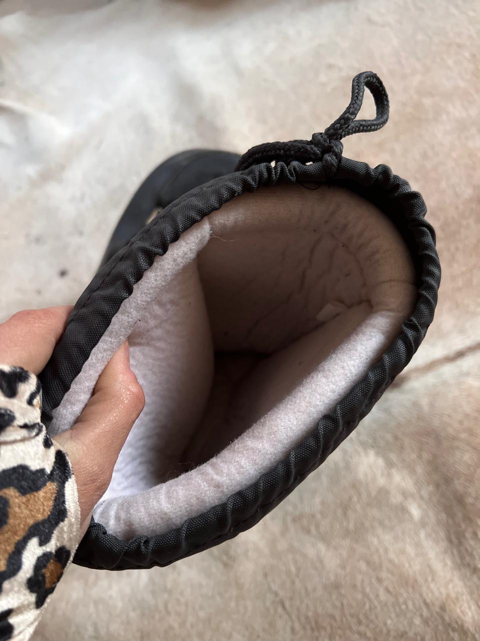 Black moon boots