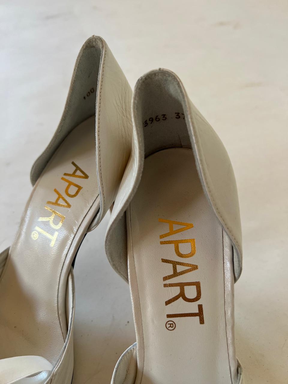 Vintage bow white pointy heels