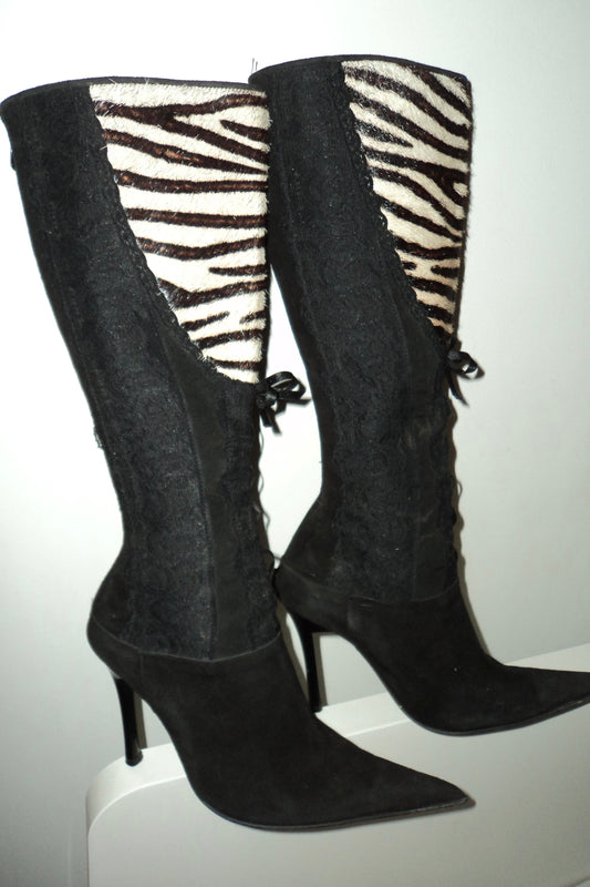 2000s heeled boots.