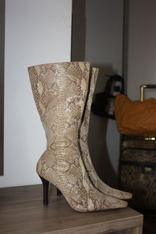 Snake leather pointy heeled boots