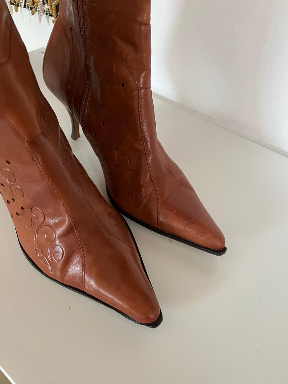 Vintage pointy leather heeled boots