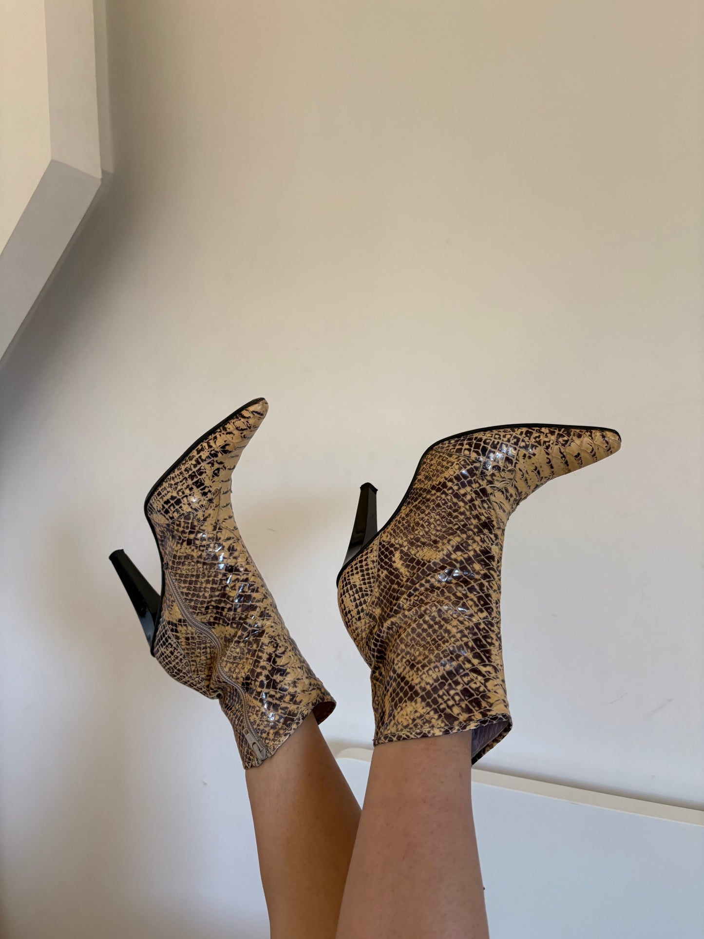 Snake leather pointy heeled boots