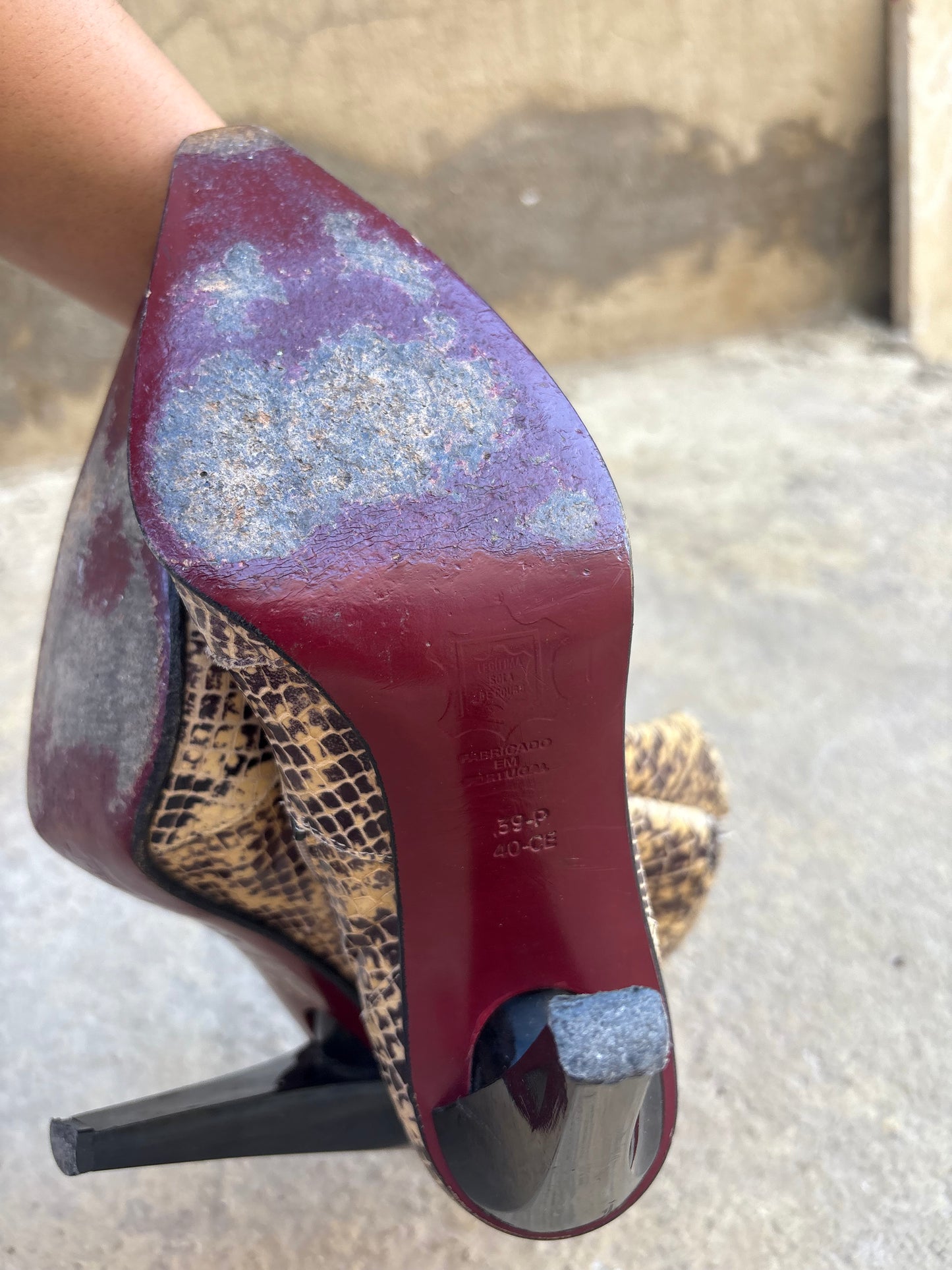 Snake leather pointy heeled boots