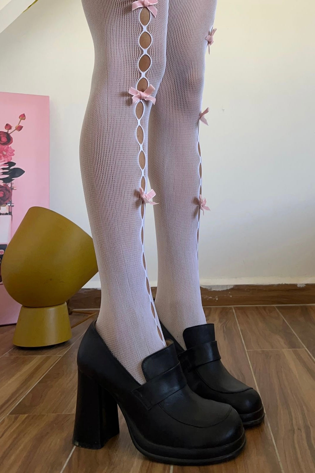 Leather black round toe heeled pumps