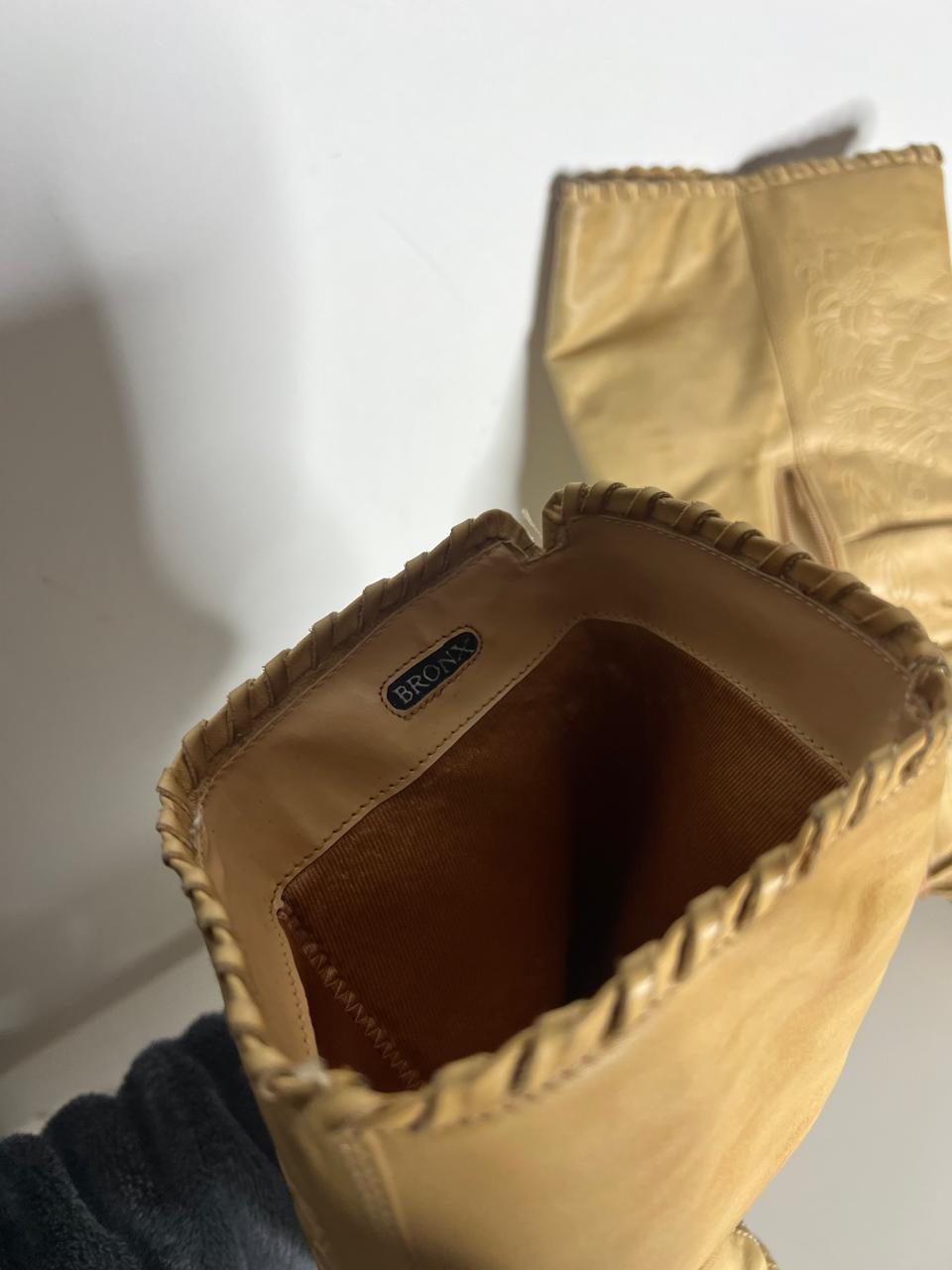 Vintage Bronx leather round toe heeled boots