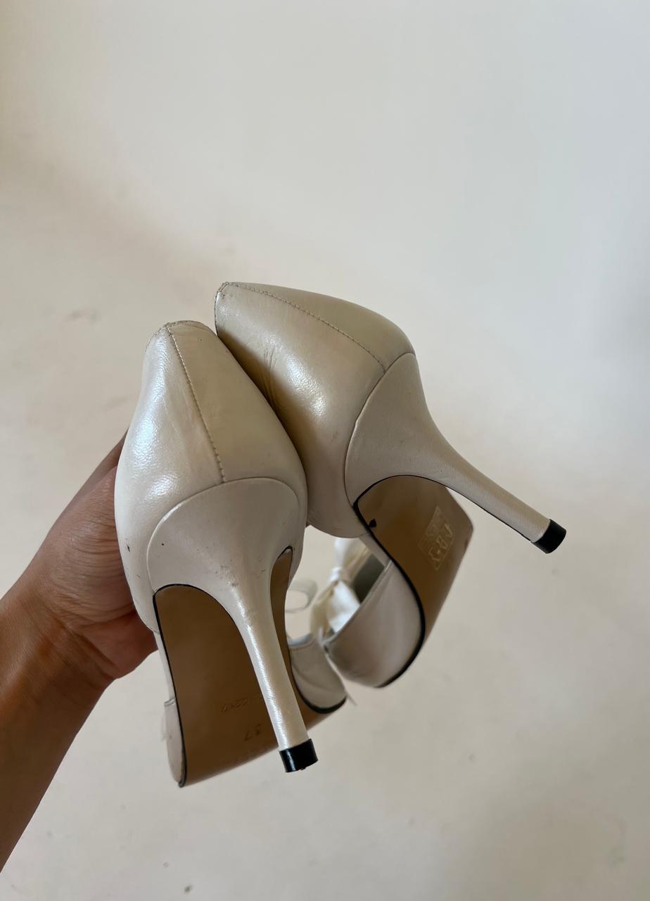 Vintage bow white pointy heels