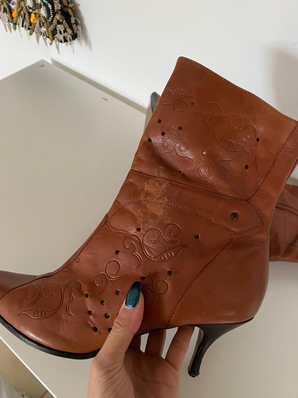 Vintage pointy leather heeled boots