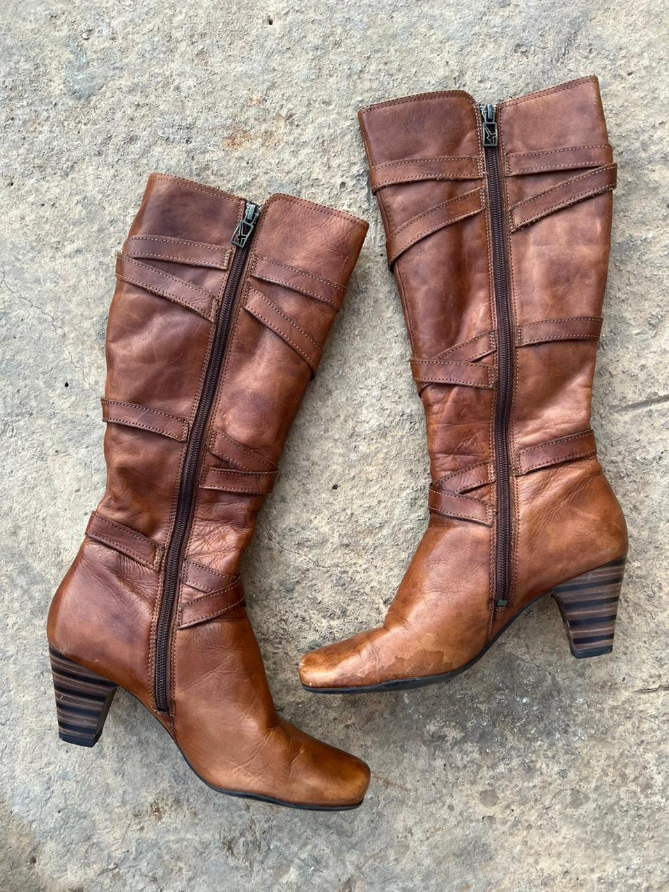 Tamaris leather light brown buckled boots