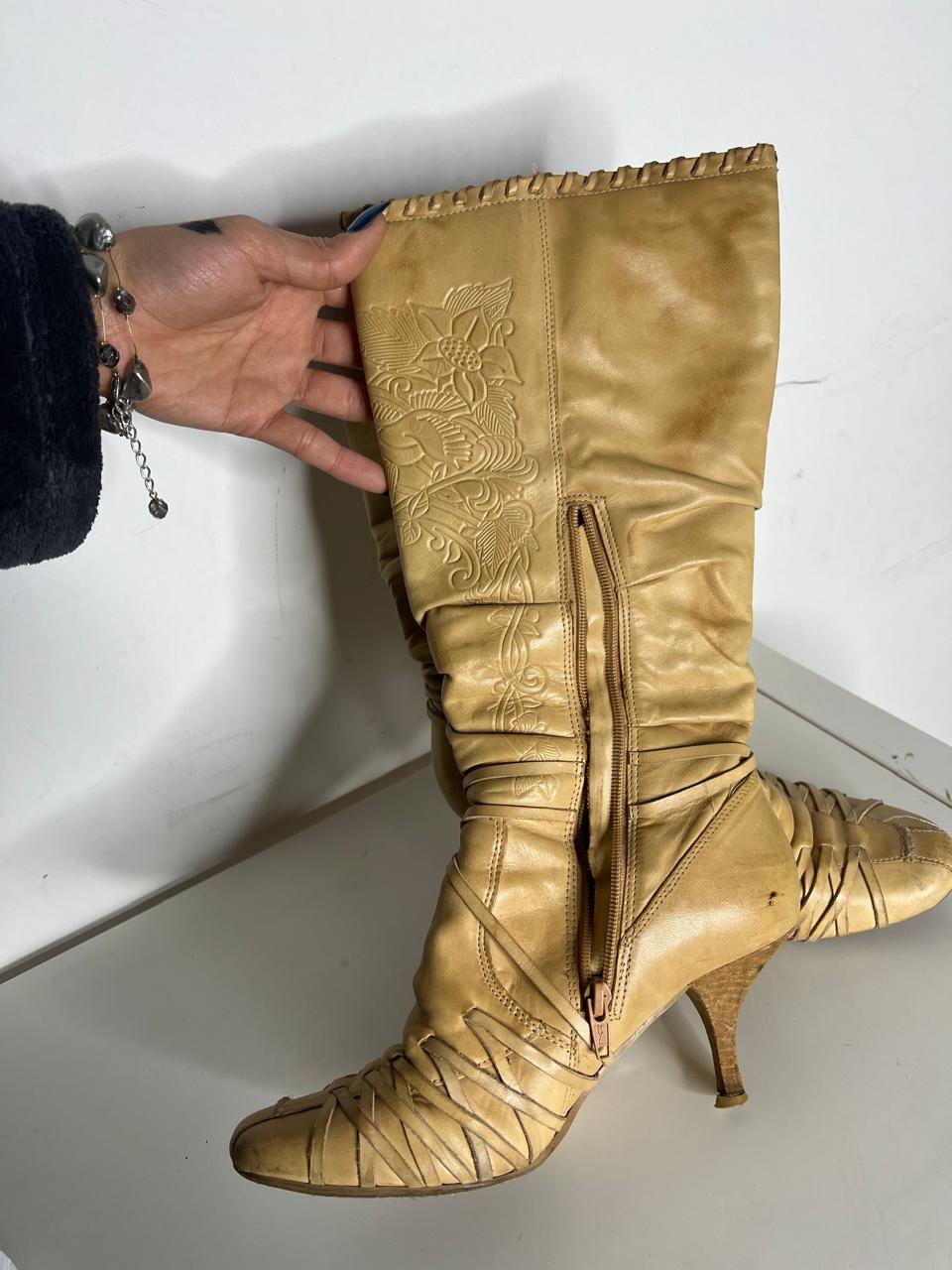 Vintage Bronx leather round toe heeled boots